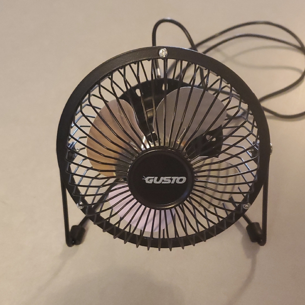 Gusto Black USB Mini Desk Fan